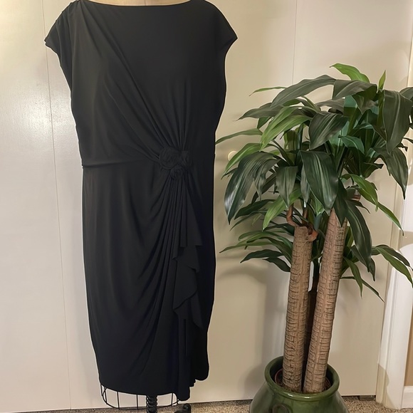 Jones New York Dresses & Skirts - Jones New York cap sleeve black gathered midi dress